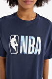 DeFactoFit NBA Wordmark Oversize Fit Bisiklet Yaka Sporcu Kısa Kollu Tişört E3628AX25SMNV94