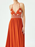 Nakış Detaylı Boyundan Bağlamalı Uzun Plaj Elbisesi