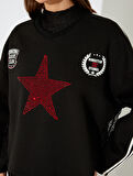 Koton X İnji - Taşlı V Yaka Arkası Baskılı Biyeli Rahat Kalıp Kolej Sweatshirt