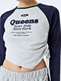 Uzun Reglan Kol Slim Fit Kolej Baskılı Büzgülü Asimetrik Crop Tişört