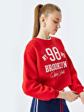 Şardonlu Kolej Baskılı Bisiklet Yaka Crop Sweatshirt