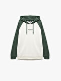 Uzun Kollu Renk Kontrastlı Baskılı Kapşonlu Sweatshirt