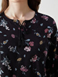 LCW Grace Siyah Bağlamalı Yaka Çiçekli Kadın Bluz