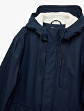 Kapaklı Cep Detaylı Bağcıklı Kapüşonlu Uzun Yağmurluk