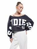 Uzun Kollu Şardonlu Oversize Kayık Yaka Baskılı Crop Sweatshirt