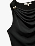 Krep Scuba Kumaş Metal Aksesuar Detaylı Kolsuz Degaje Yaka Bluz