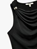 Krep Scuba Kumaş Metal Aksesuar Detaylı Kolsuz Degaje Yaka Bluz