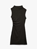 Slim Fit Drape Detaylı Dik Yaka Kolsuz Mini Kalem Elbise