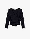 Metal Aksesuarlı Uzun Kollu Slim Fit Bürümcük Kruvaze Yaka Bluz