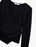 Metal Aksesuarlı Uzun Kollu Slim Fit Bürümcük Kruvaze Yaka Bluz