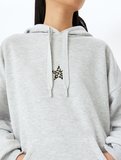 Üç İplik Şardonlu Uzun Kollu Kapüşonlu Cep Detaylı Arkası Nakışlı Sweatshirt
