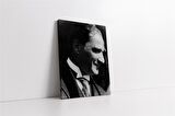 Siyah Beyaz Atatürk Gülerken Portresi