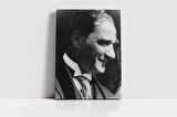 Siyah Beyaz Atatürk Gülerken Portresi