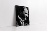Siyah Beyaz Atatürk Gülerken Portresi
