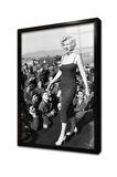 Marliyn Monroe Kalabalık Arasından Yürürken Çerçeveli Cam Tablo