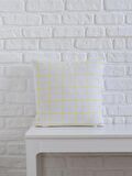 Beyaz Üzerine Sarı Geometrik Desenli 45x45 Kare Kırlent Kılıfı