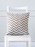 Beyaz Vizon Zig Zag Desenli Dokuma 45x45 cm Kare Kırlent Kılıfı