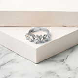 Spica 14 Ayar Beştaş Beyaz Altın Yüzük