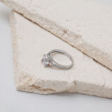 Kolları Taşlı Beyaz Altın Yüzük 14 Ayar