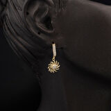 Güneş Işıltısı Sallantılı Altın Küpe