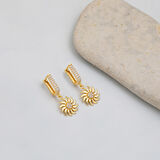 Güneş Işıltısı Sallantılı Altın Küpe