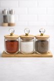 Kristal Kulplu Cam Kavanoz (8x8 cm) Seti 3’lü – Bambu Kapaklı & Ahşap Altlıklı Dekoratif Saklama Kabı