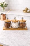 Kristal Kulplu Cam Kavanoz (8x8 cm) Seti 3’lü – Bambu Kapaklı & Ahşap Altlıklı Dekoratif Saklama Kabı