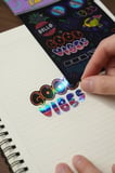 Gıpta Good Vibes Hologramlı Sticker Seti – 3D Parlak Efektli Defter Ve Telefon Çıkartması 21 CM