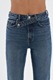 Orta Mavi Slim Straight Paçası Yırtmaçlı Çapraz Kemerli Jean Pantolon C 4556-007