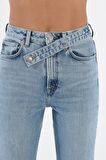  Açık Mavi Slim Straight Paçası Yırtmaçlı Çapraz Kemerli Jean Pantolon C 4556-012