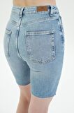 Açık Mavi Çapraz Kemerli Patı Fermuarlı Bermuda Jean Şort C 4534-092
