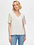 Renkli Brode Nakış Kollu V Yaka T-Shirt S25TSH066
