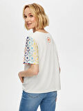 Renkli Brode Nakış Kollu V Yaka T-Shirt S25TSH066