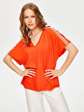 Resort Omuzları Şerit Detaylı V Yaka Kısa Kol T-Shirt S25TSH118