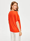 Resort Omuzları Şerit Detaylı V Yaka Kısa Kol T-Shirt S25TSH118