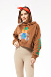 Go Veform Kadın Kapüşonlu Taş Detaylı Ayıcık Baskılı Crop Sweatshirt Açık Kahve ZN5087