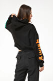 Go Veform Kadın Kapüşonlu Taş Detaylı Ayıcık Baskılı Crop Sweatshirt Siyah ZN5087