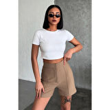 Zarif Ve Şıklığı Bir Arada Sunan Yüksek Bel Krep Esnek Çimalı Çizgili Şort Bej