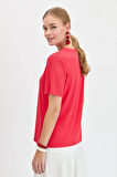Desen Triko Kadın V Yaka Flamlı Kumaş Basic T-Shirt KMY24085 Mercan