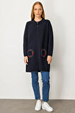 Desen Triko Kadın Dik Yaka Cebi Tığlamalı Uzun Yün Kaban 25023 Koyu Lacivert
