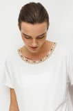 Desen Triko Kadın Sıfır Yaka Yakası Hasır Aksesuarlı Penye T-Shirt 26819 Ekru