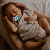 Wee Baby Nanninom Gece Emziği ve Emzik Askısı Seti​