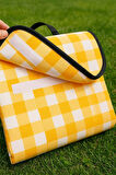 Kendinden Çantalı Sarı Ekose Piknik Örtüsü 150x150 cm Taşınabilir Cırtlı Piknik Matı, Taşıma Kordonlu, İnce Katlanabilir Örtü