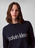 Calvin Klein Jeans Yuvarlak Yaka Standart Baskılı Mavi Kazak Kadın LV047C311GCEF