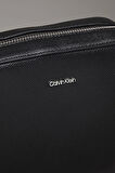 Calvin Klein Kadın Siyah Çakıllı Suni Deri Kamera Çanta
