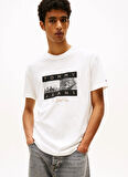 Tommy Jeans Bisiklet Yaka Baskılı Beyaz Erkek T-Shirt DM0DM22464YBL TJM REG PHOTO FLAG SS