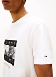 Tommy Jeans Bisiklet Yaka Baskılı Beyaz Erkek T-Shirt DM0DM22464YBL TJM REG PHOTO FLAG SS
