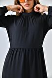 Siyah Dik Yaka Büzgü Detaylı Kat Kat Elbise