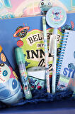 DEKOMUS İLE ÖZEL KUTULU GIFT BOX LİSANSLI STITCH "GALAXY POP" 13 PARÇA KIRTASİYE SETİ RESİM DEFTERİ,KALEM,SİLGİ