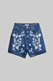 Kadın Mavi Renk 1S5-5 Beyaz Çiçek Nakışlı Midi Boy %100 Koton Tasarım Denim Şort